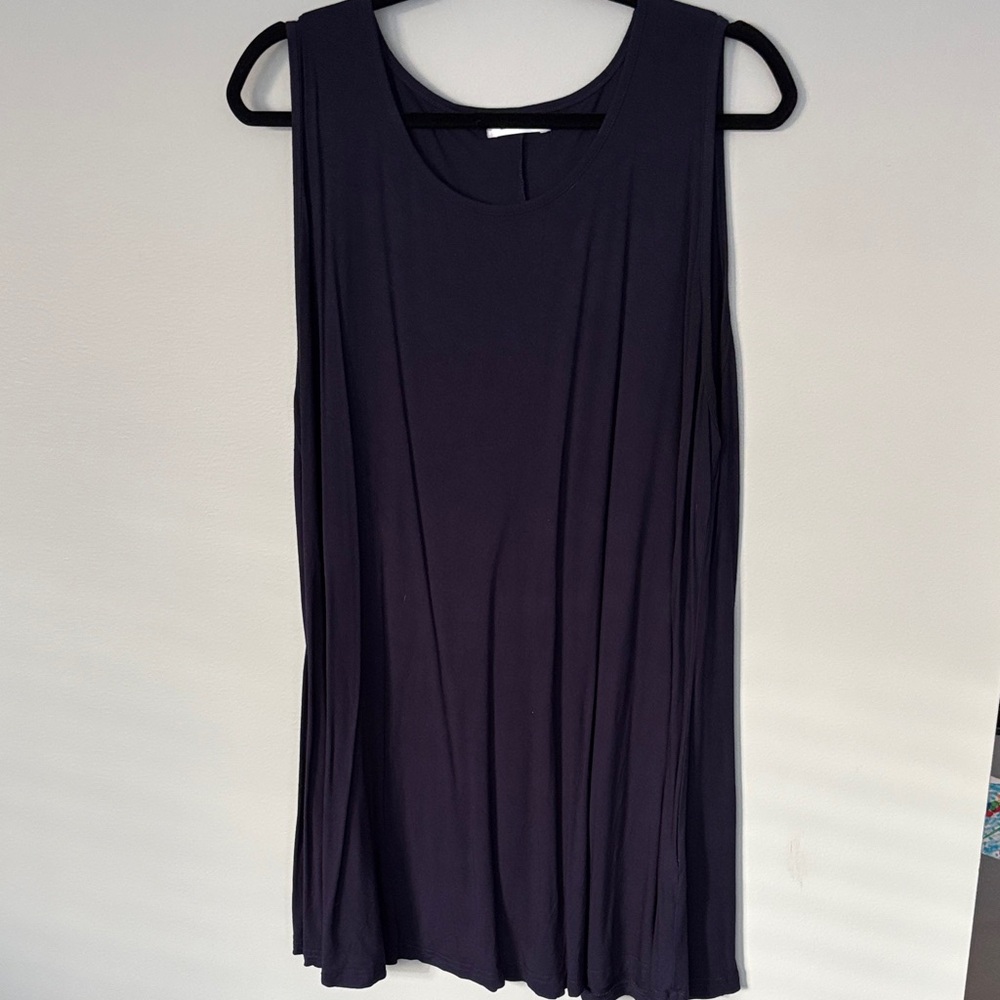 Sleeveless Black Drift-style Swing Tank Top